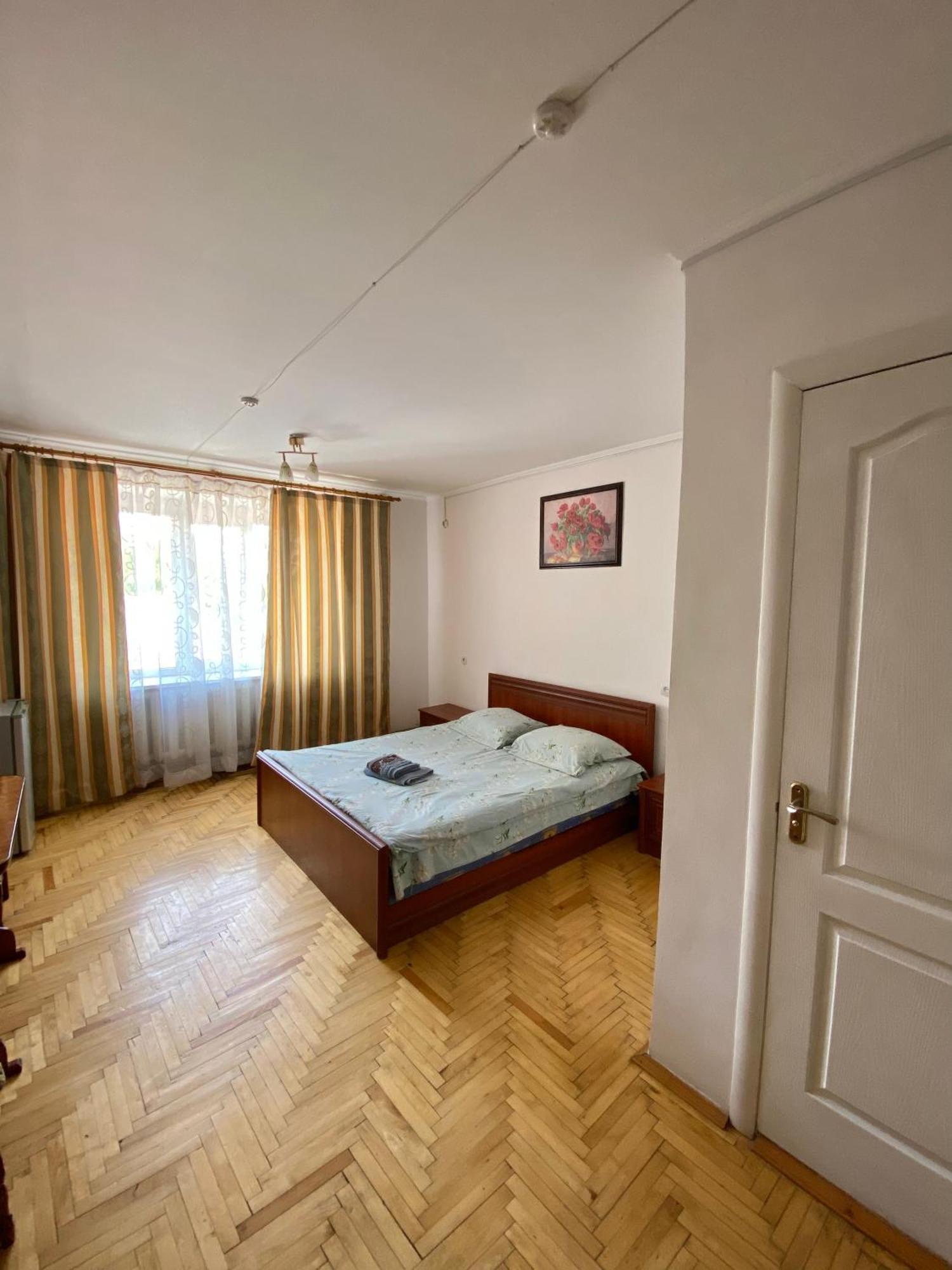 Удеч Hotel Zhidachov Bagian luar foto