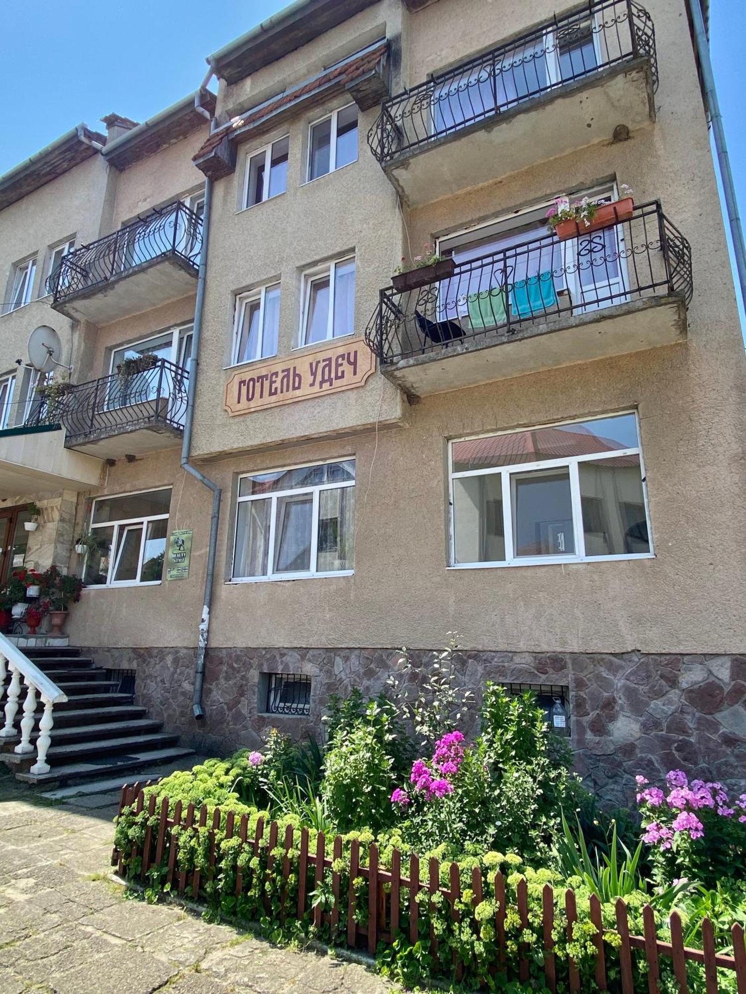 Удеч Hotel Zhidachov Bagian luar foto